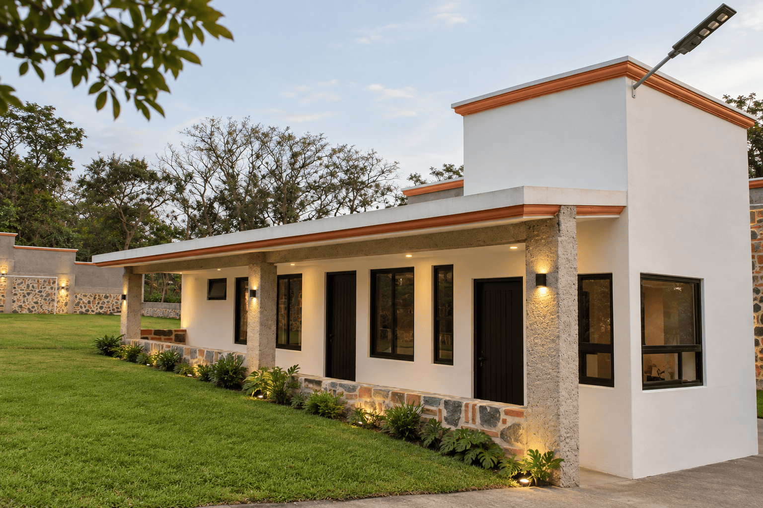 Exterior de la estancia de Quinta Los Mulatos al atardecer, rodeada de jardines