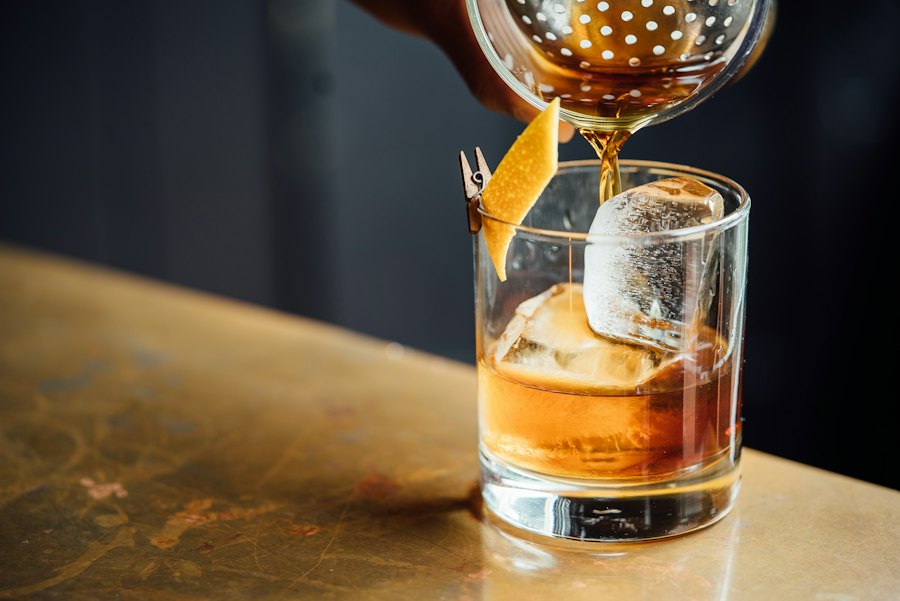 Copas de vino de cristal alineadas sobre la mesa