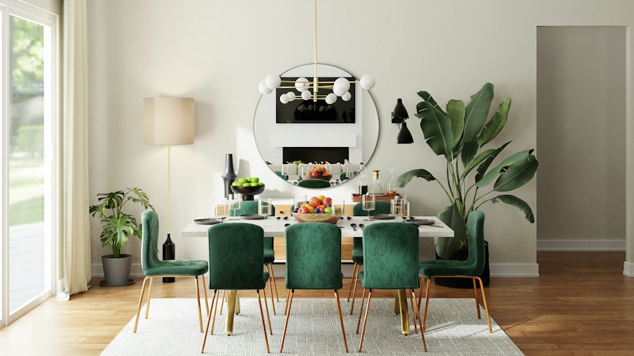 Mesa larga de madera vestida con vajilla y arreglos florales para banquete
