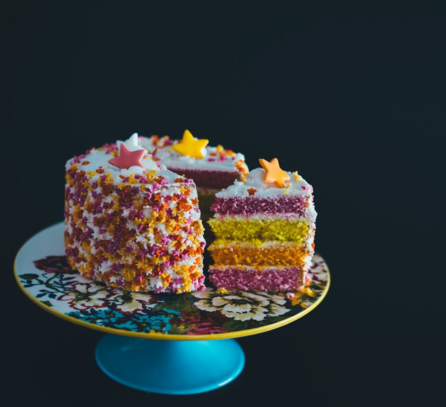 Mesa de postres montada con pasteles y dulces para un evento