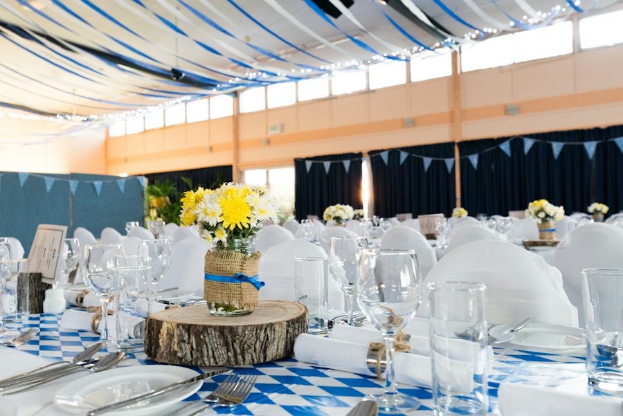 Velas encendidas en candelabros sobre una mesa de banquete