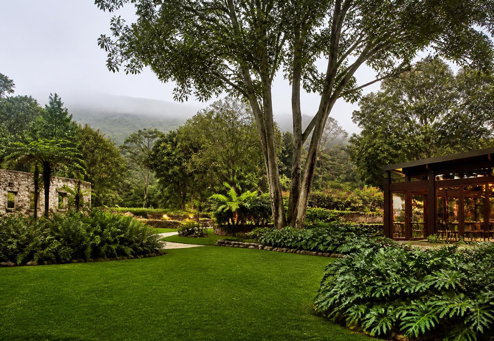 Jardín de Quinta Los Mulatos preparado para una celebración