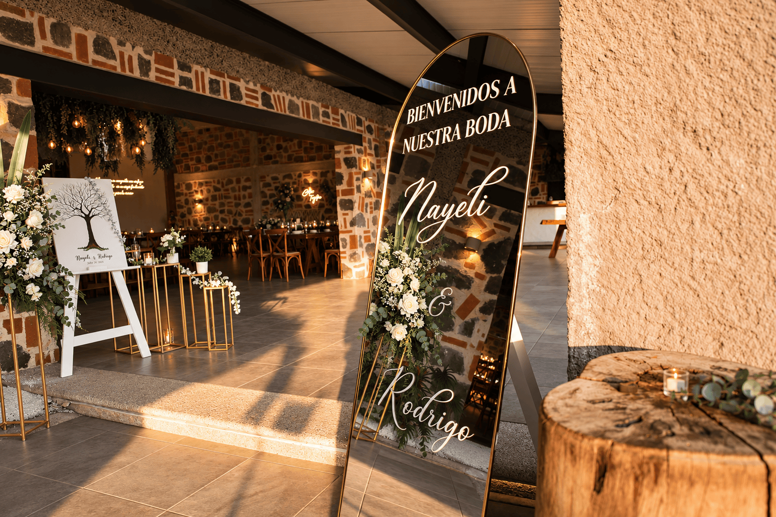 Bienvenida de boda en Quinta Los Mulatos con espejo decorado, flores y salón iluminado al atardecer